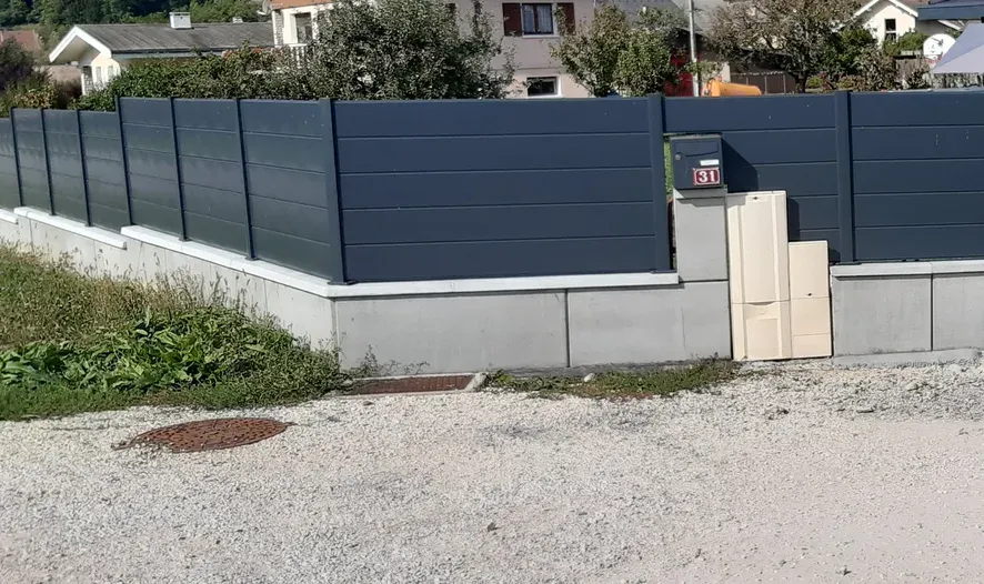 Clôture sur muret béton Prémurette® en limite de propriété