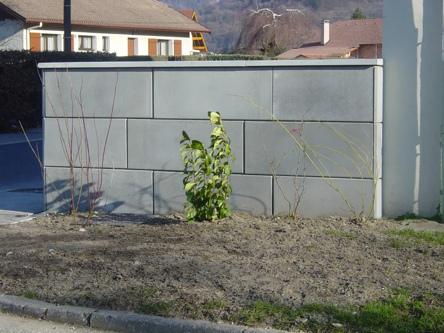 Prémurette en béton avec une plante devant réalisée par SOMALBO