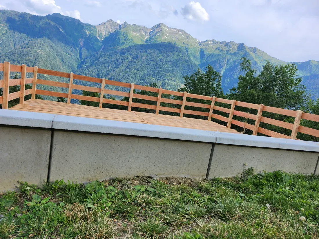 Passerelle bois et muret en Prémurette® avec vue sur les montagnes