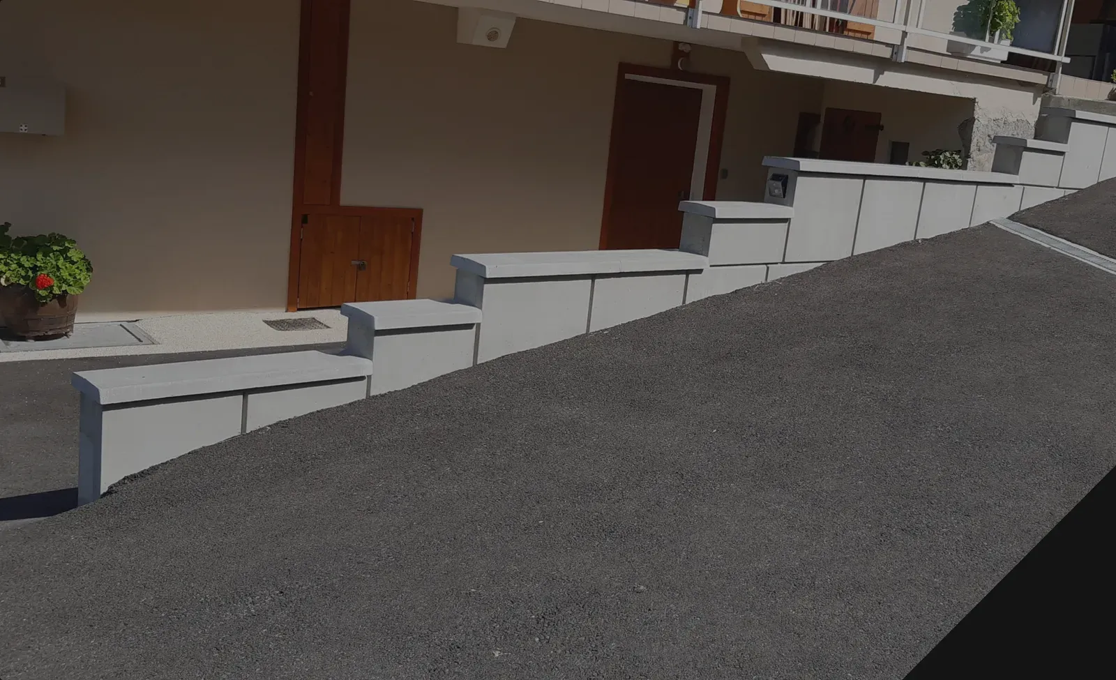 Murs et murettes en Prémurette® le long d’une allée, en Haute-Savoie
