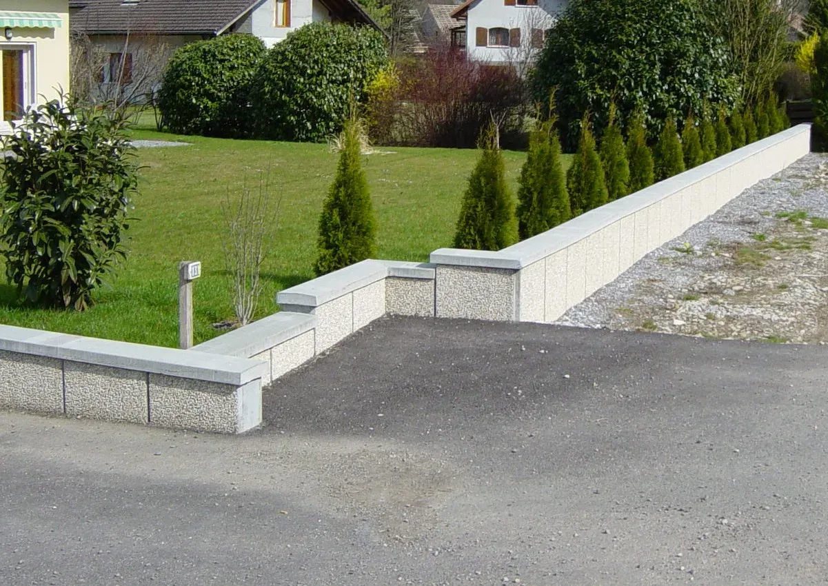 Muret en Prémurette® en bordure d’un jardin paysager