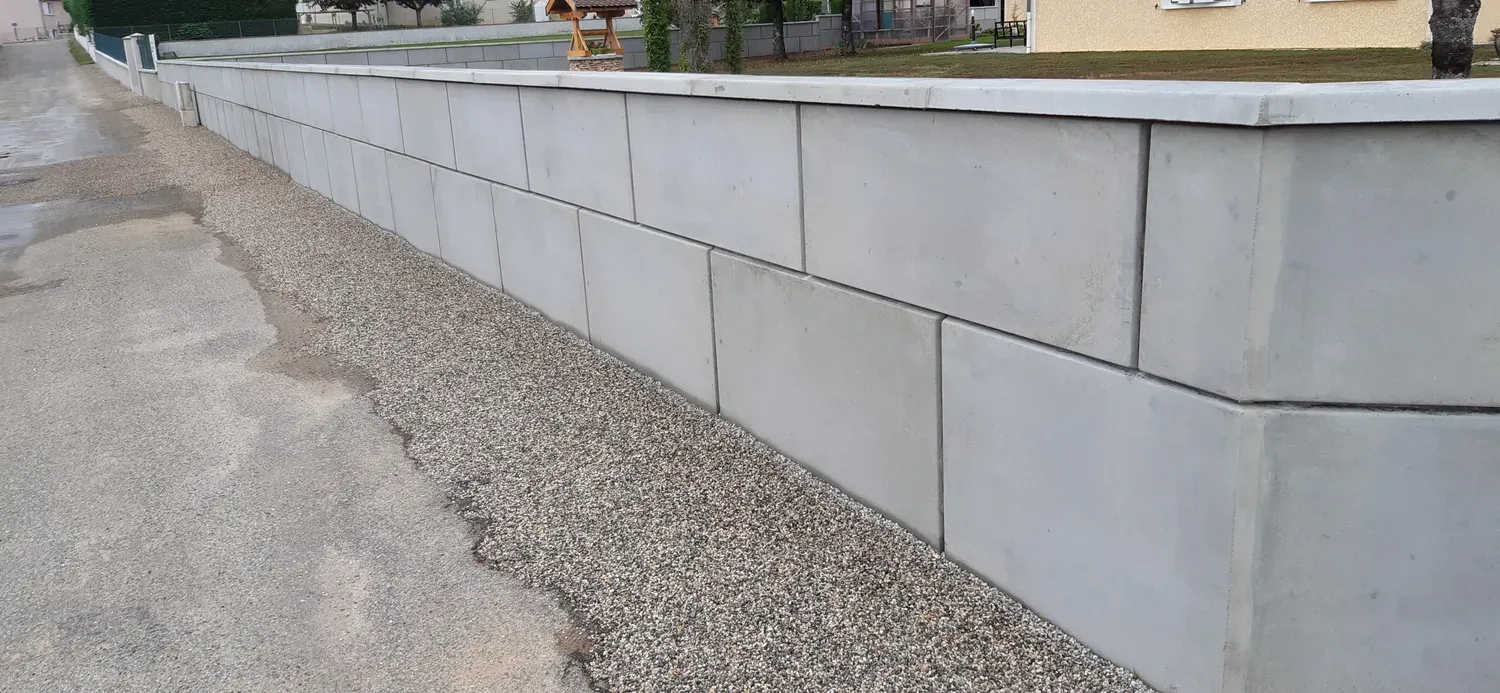Mur en Prémurette® au rendu esthétique soigné, le long d’un cheminement